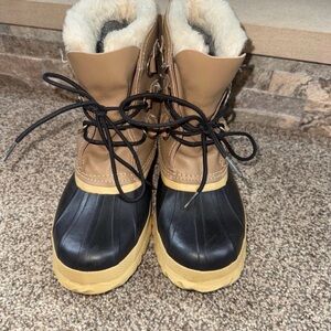 Sorel Manitou  size 9 in Tan/ Black  Gently used $50